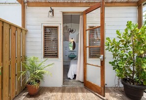 Caja de seguridad en la habitación y tabla de planchar con plancha 