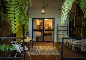 Coffres-forts dans les chambres, fer et planche à repasser