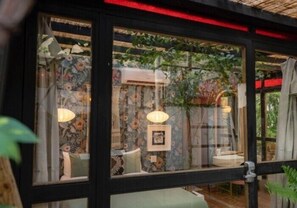 Caja de seguridad en la habitación y tabla de planchar con plancha 