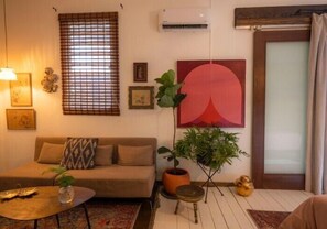 Caja de seguridad en la habitación y tabla de planchar con plancha 