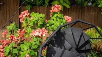 Caja de seguridad en la habitación y tabla de planchar con plancha