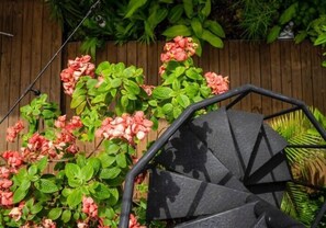 Caja de seguridad en la habitación y tabla de planchar con plancha 
