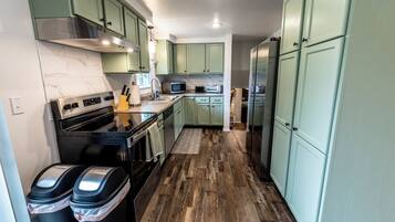 Microondas, horno, placa de cocina y lavavajillas