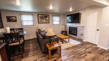 Una televisión, una chimenea