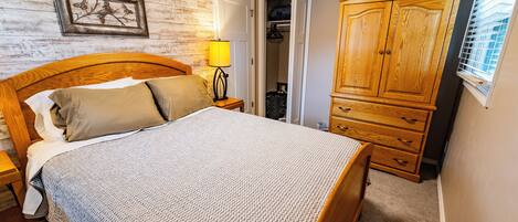 3 bedrooms, iron/ironing board, WiFi, bed sheets