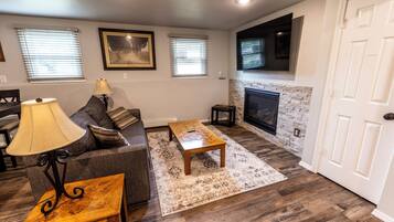 Una televisión, una chimenea