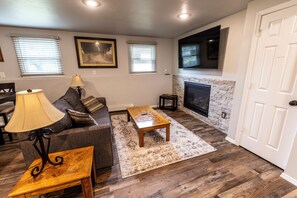 Una televisión, una chimenea