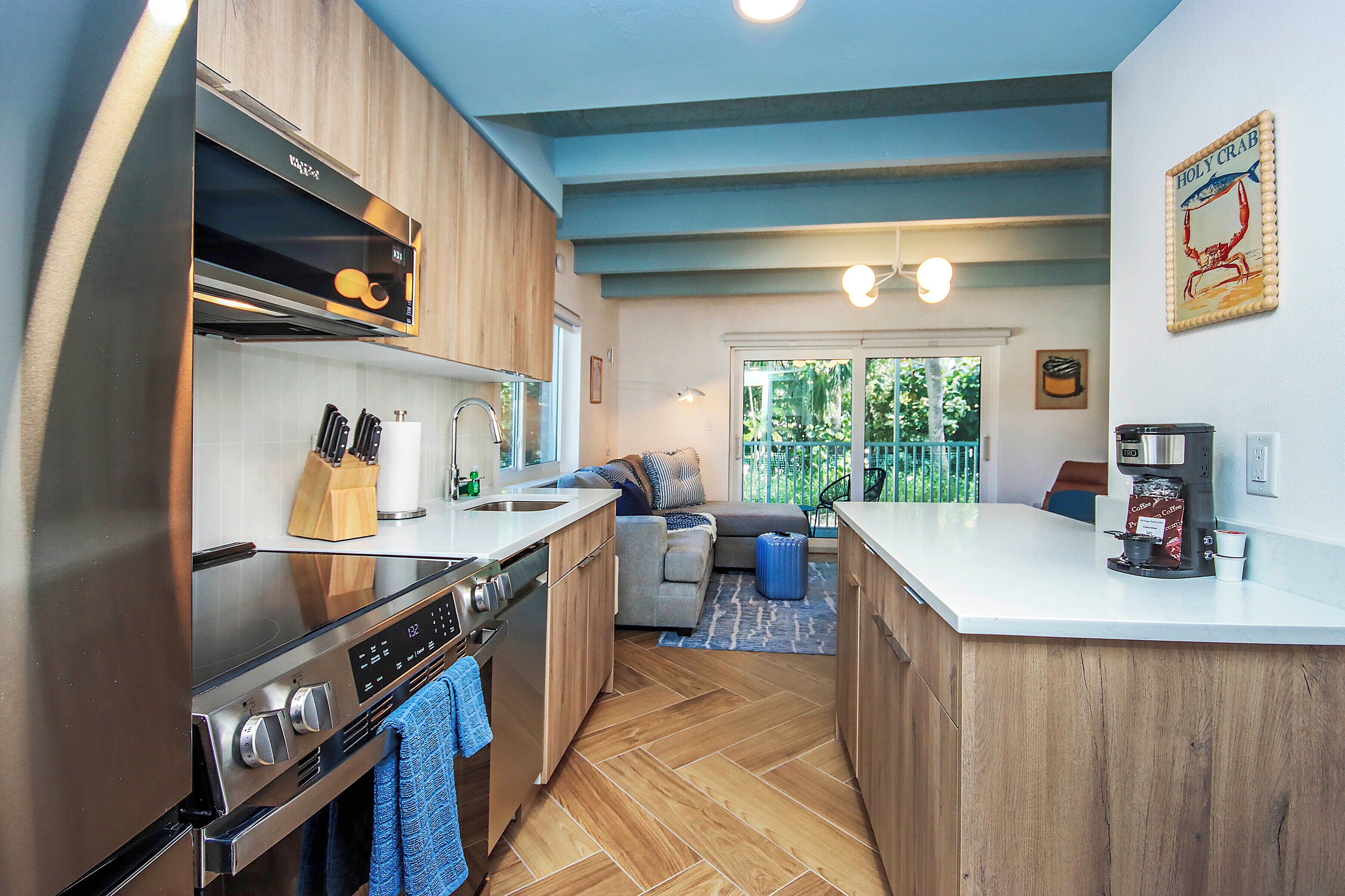 Kjøleskap, mikrobølgeovn, ovn og kaffetrakter/tekoker