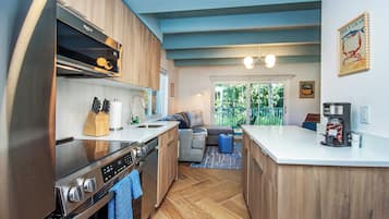 Refrigerador, microondas, horno y cafetera y tetera