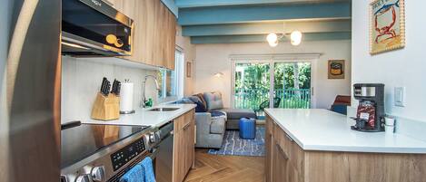 Kjøleskap, mikrobølgeovn, ovn og kaffetrakter/tekoker