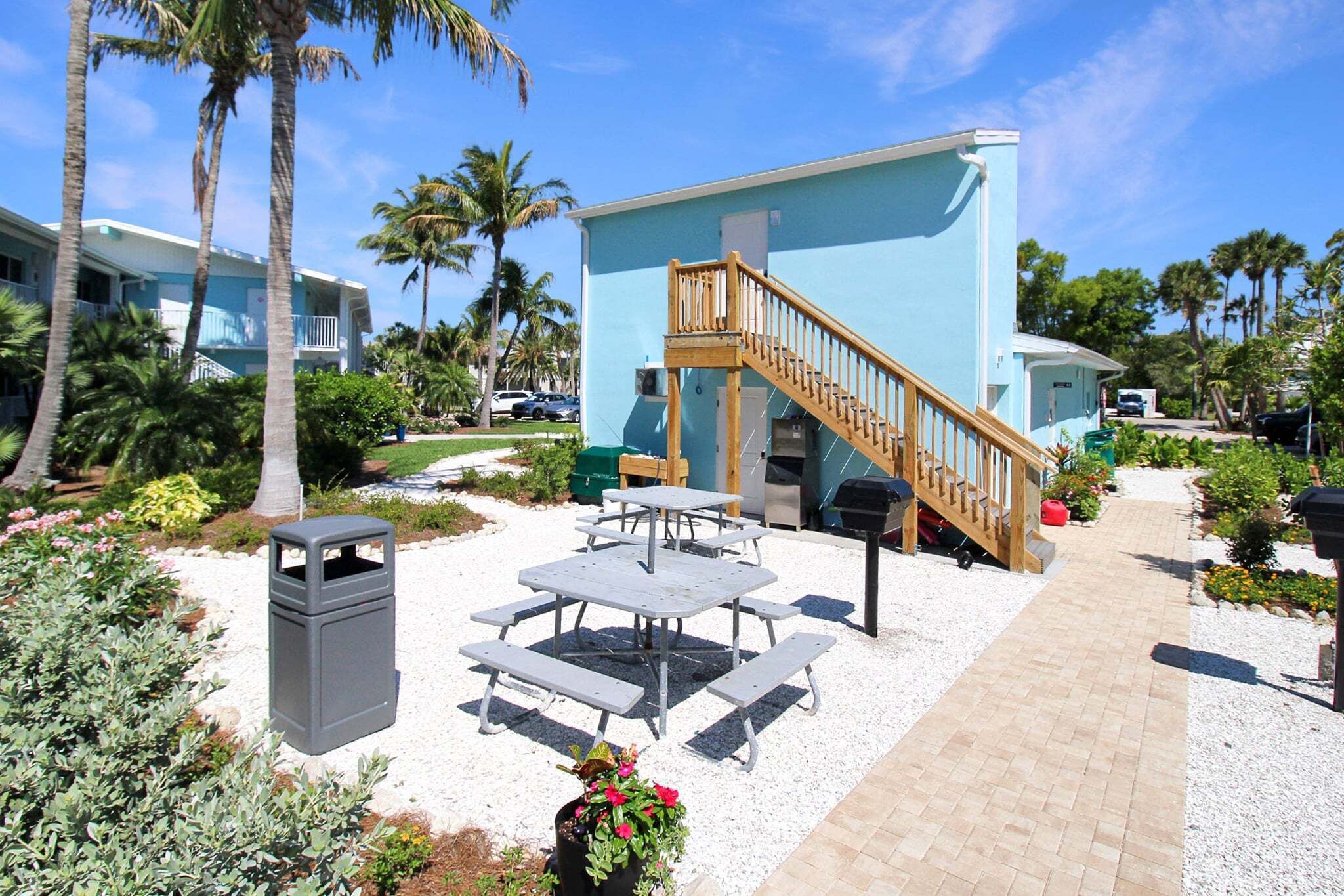 Een resort met terras, een trap en een zwembadgedeelte.