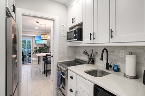 Refrigerador, microondas, horno y cafetera y tetera 