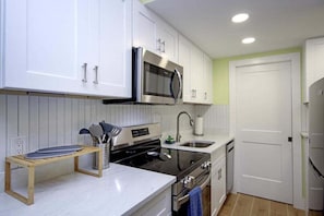 Kühlschrank, Mikrowelle, Ofen, Wasserkocher mit Kaffee-/Teezubehör