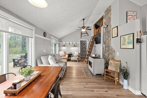 Smart TV, chimenea y libros 
