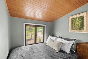 3 bedrooms, iron/ironing board, free WiFi, bed sheets - Acorn Acres Cozy Retreat, Fire Pit, Nature Views, Near Trails & Lakes! Sleeps 6 (Bitely)