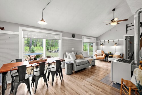 Acorn Acres Cozy Retreat, Fire Pit, Nature Views, Near Trails & Lakes! Sleeps 6