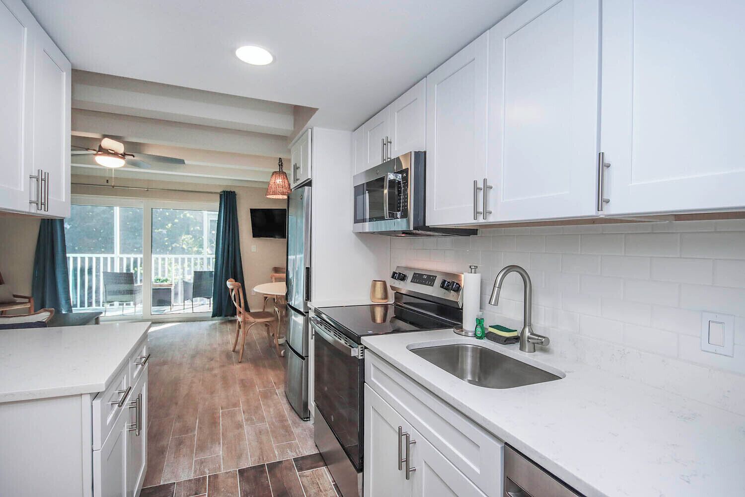 Fridge, microwave, oven, coffee/tea maker