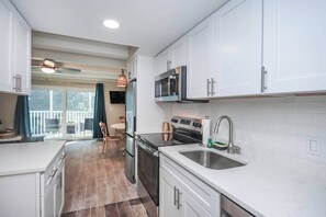 Kjøleskap, mikrobølgeovn, ovn og kaffetrakter/tekoker