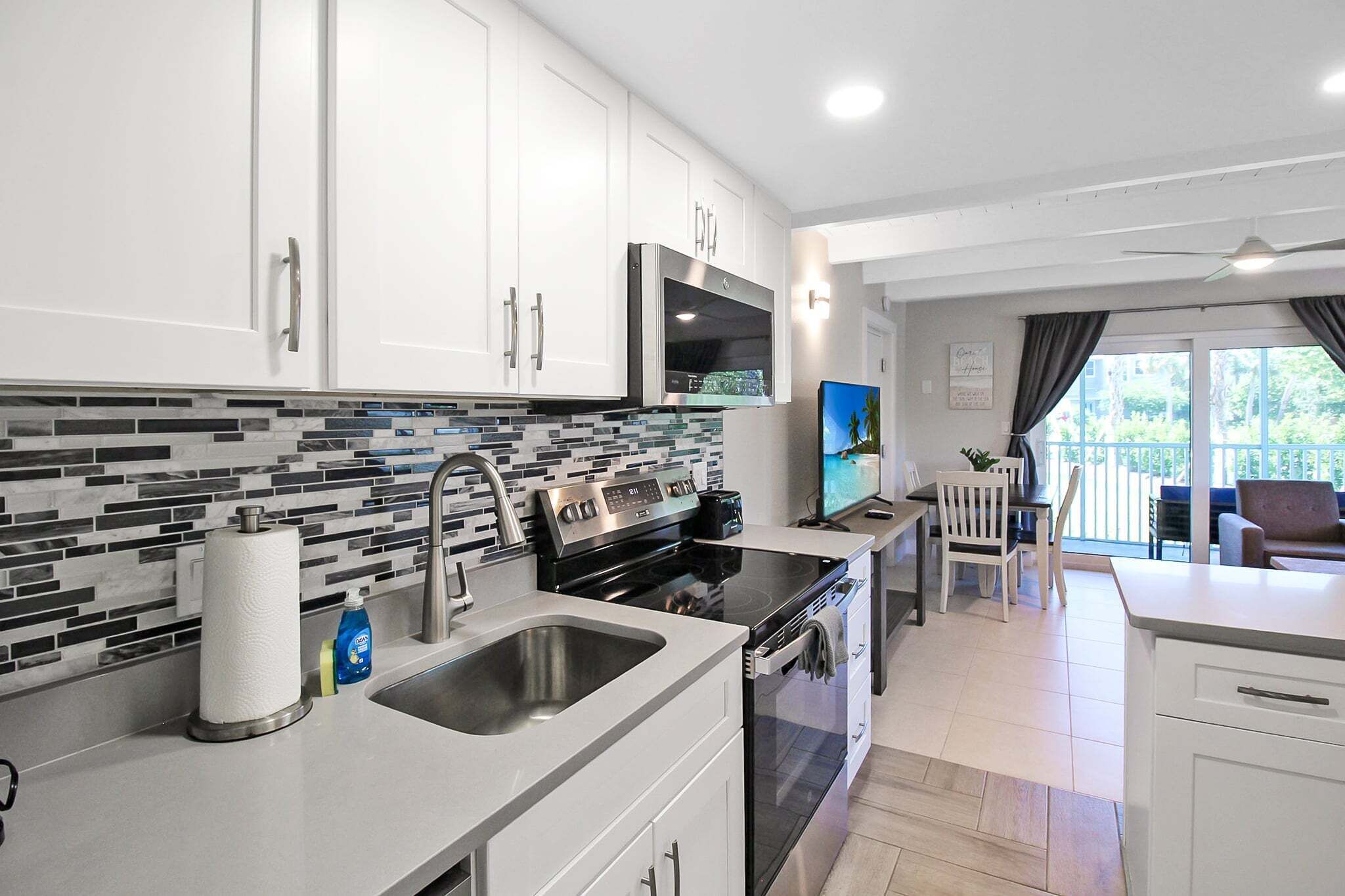 Fridge, microwave, oven, coffee/tea maker