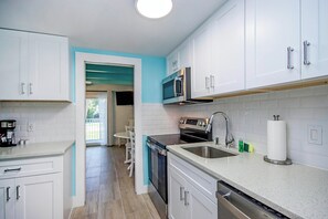 Kühlschrank, Mikrowelle, Ofen, Wasserkocher mit Kaffee-/Teezubehör