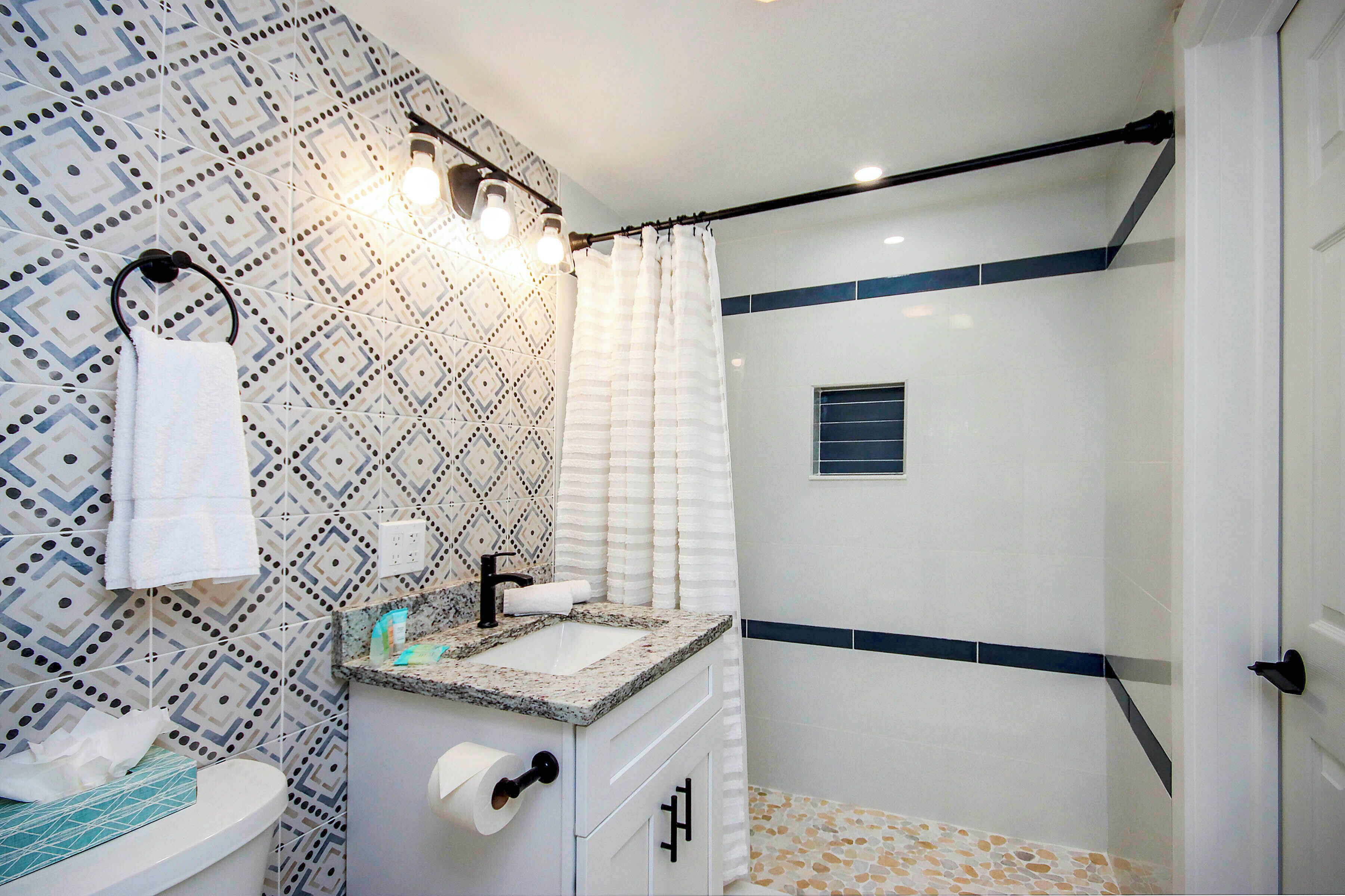 Regadera, secadora de cabello, toallas 