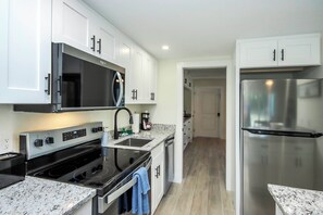 Køleskab, ovn, kaffe-/temaskine