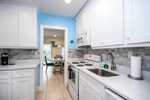 Fridge, oven, coffee/tea maker - Cozy 1BR Sanibel Condo by Beach - Colony Inn 49 (Sanibel)