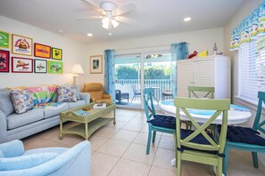 Living area - Cozy 1BR Sanibel Condo by Beach - Colony Inn 49 (Sanibel)