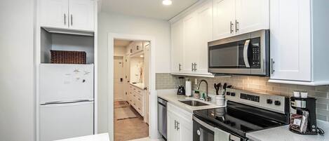 Réfrigérateur, micro-ondes, four, cafetière/bouilloire