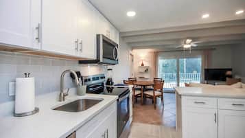 Fridge, microwave, oven, coffee/tea maker