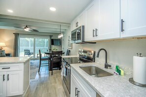 Jääkaappi, uuni, kahvin-/teenkeitin