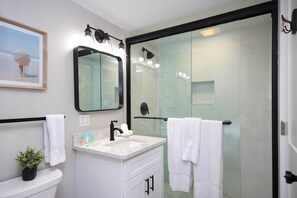 Suihku, hiustenkuivaaja, pyyhkeet