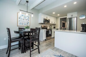 Jääkaappi, uuni, kahvin-/teenkeitin