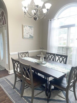 Dining - 4BR-3baths and 8 beds entire bungalow, great location, Warner Robins Happy House (Warner Robins)