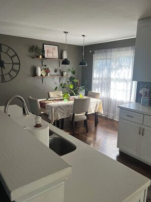 Dining - Cute and Cozy Cottage Style 3-bedroom house in Lincoln (Lincoln)