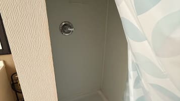 Regadera, toallas, jabón, papel de baño