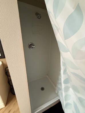 Regadera, toallas, jabón, papel de baño 