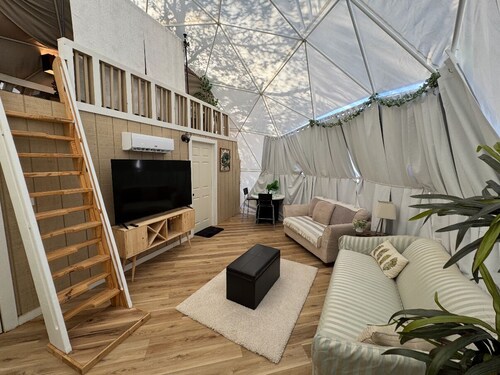 Welcoming 1-bedroom Geo-Dome with loft, AC and Heat, Wi-Fi, and private jacuzzi