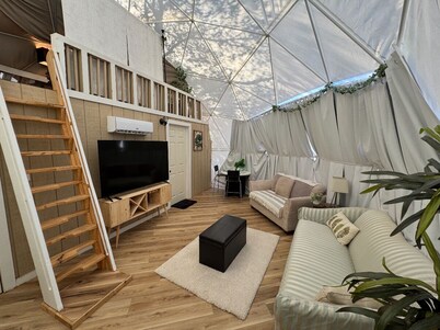 Welcoming 1-bedroom Geo-Dome with loft, AC and Heat, Wi-Fi, and private jacuzzi