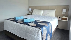 Junior Suite, Courtyard View | WiFi (free), bed sheets - Albatross Motor Inn (Lakes Entrance)