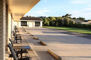 Terrace/patio - Albatross Motor Inn (Lakes Entrance)