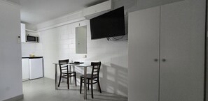 Deluxe Double Room, Courtyard View - Albatross Motor Inn (Lakes Entrance)
