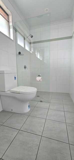 Junior Suite, Courtyard View | Bathroom - Albatross Motor Inn (Lakes Entrance)