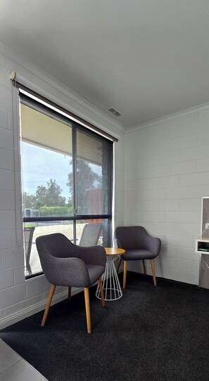 Deluxe Double Room, Courtyard View | Free WiFi, bed sheets - Albatross Motor Inn (Lakes Entrance)