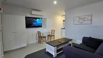 Junior Suite, Courtyard View | Living area