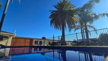 Una piscina al aire libre