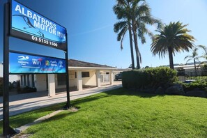 Property grounds - Albatross Motor Inn (Lakes Entrance)