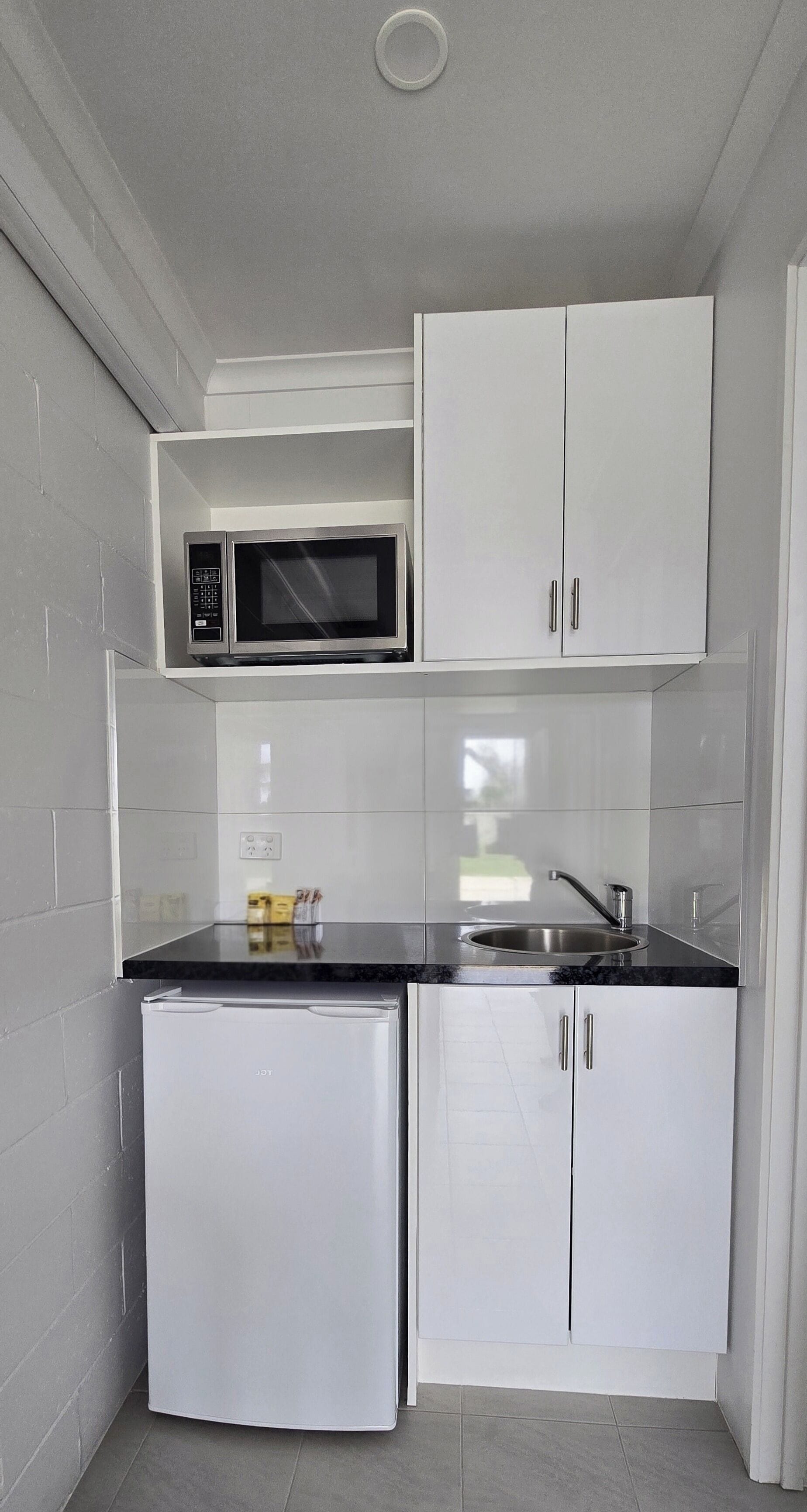 Junior Suite, Courtyard View | Private kitchen | Mini-fridge, microwave, electric kettle