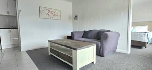 Junior Suite, Courtyard View | Living area