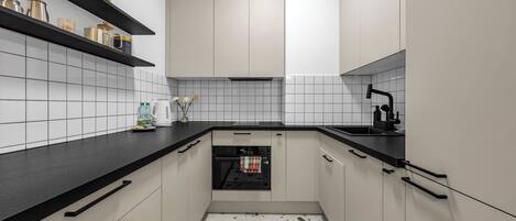 冷蔵庫、オーブン、コンロ、食器洗い機